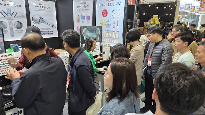 26일 오전 광주광역시 서구 김대중컨벤션센터에서 열린 '광주경향하우징페어'를 찾은 많은 시민들이 세계최초 양방향 샤워기 시연을 보고 있는 모습. /박준호 기자 bjh@namdonews.com