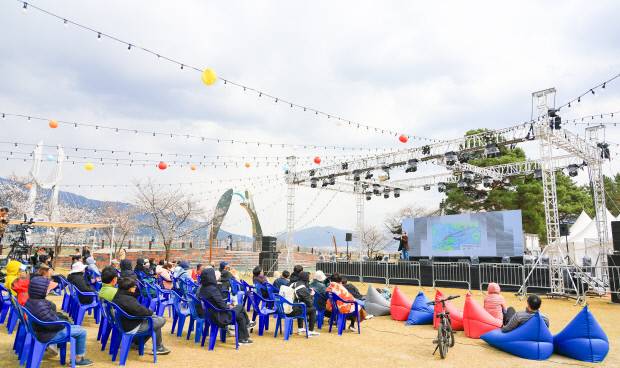 지난해 구례군 서시천체육공원 일대에서 구례300리 벚꽃축제가 개최됐다.