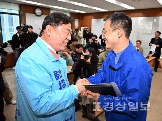 ▲ 25일 김종훈 진보당 울산시장 예비후보(왼쪽)와 김상욱 더불어민주당 의원이 울산시의회 프레스센터에서 우연히 마주쳐 악수하고 있다. 김도현기자 do@ksilbo.co.kr