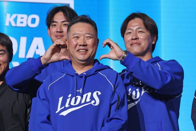 박진만 삼성 라이온즈 감독이 26일 서울 롯데호텔 월드에서 열린 KBO리그 미디어데이에 구자욱(왼쪽), 강민호와 함께 참석해 인터뷰 중 기념 사진을 찍고 있다. 삼성 제공