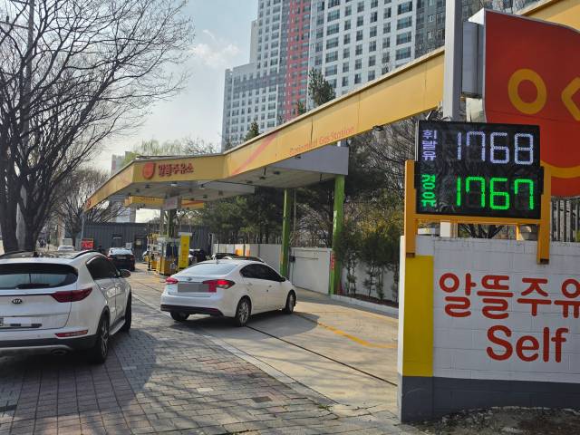 석유 최고가격제 2차 고시를 하루 앞둔 26일 오후 대구 동구 한 주유소에 기름을 미리 넣기 위해 차량들이 대기하고 있다. 정우태 기자