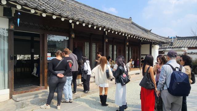 황리단길 관광객들