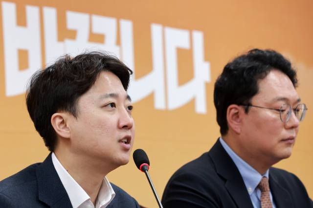 개혁신당 이준석 대표가 26일 국회에서 열린 최고위원회의에 참석해 발언하고 있다. 오른쪽은 천하람 원내대표. 연합뉴스