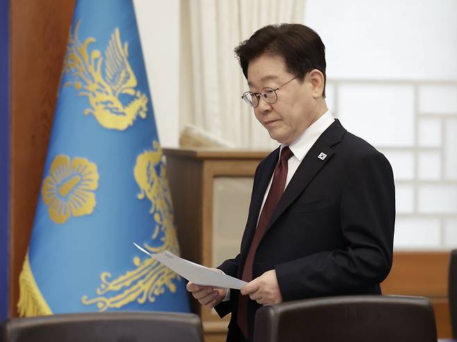 ▲ 이재명 대통령이 26일 청와대에서 비상경제점검회의에 입장하고 있다. 연합