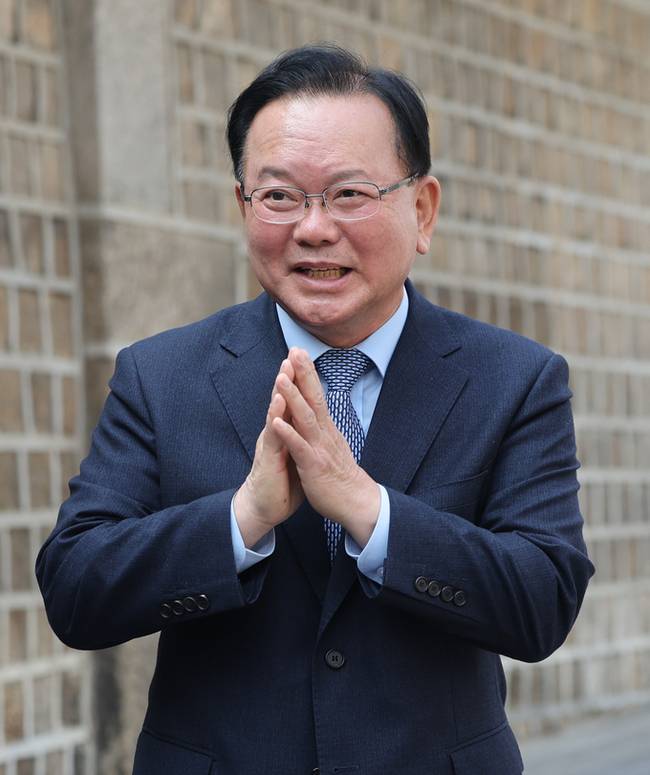 ▲ 김부겸 전 국무총리가 26일 서울 중구 달개비에서 더불어민주당 정청래 대표와 회동을 마친 뒤 이동하고 있다.연합