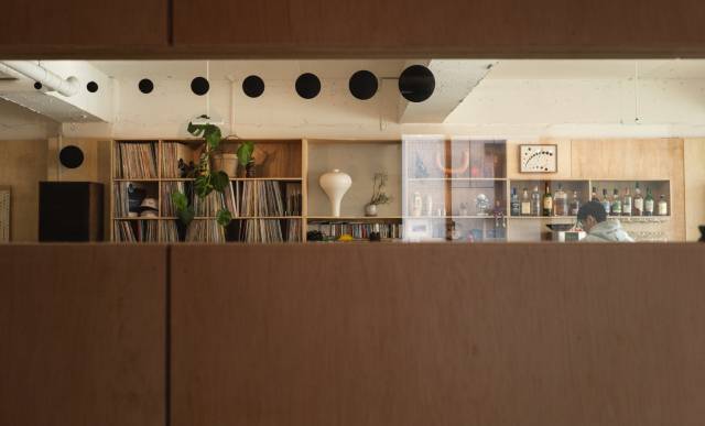 방상환 작가의 개인전 ‘템포’가 열리고 있는 창원 도계동 사운드 펍 템포 전경.