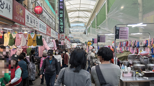 지난 24일 오후 2시께 대구 서문시장 이불거리가 인파로 붐볐다. 서고은 수습기자