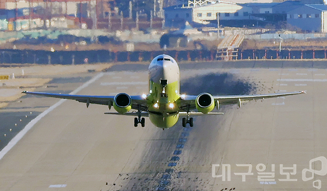 정부가 공항공사 통합을 추진하는 가운데 대구를 비롯한 지방공항 발전을 위한 구조 개편 필요성이 제기되고 있다. 또한 대구경북의 경우 공항공사 통합이 대구경북통합신공항 건설에 긍정적인 영향을 끼칠 것으로 기대하는 상황에서 향후 정부의 움직임에 귀추가 주목된다. 사진은 대구국제공항에서 이륙하고 있는 여객기 모습. 대구일보DB