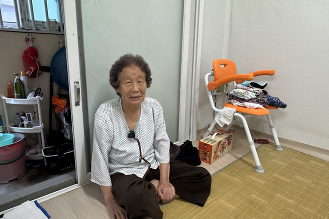 지난 28일 대구 서구 원대동의 한 주택에서 박정숙씨가 바닥을 만지며 주거환경개선 사업 전후에 대해 설명하고 있다. 박영민기자