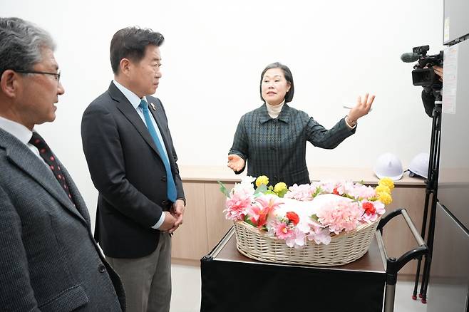 제주특별자치도는 26일 제주시 애월읍 어음리에서 공설 동물장묘시설 '어름비 별하늘 쉼터' 준공식을 개최했다.