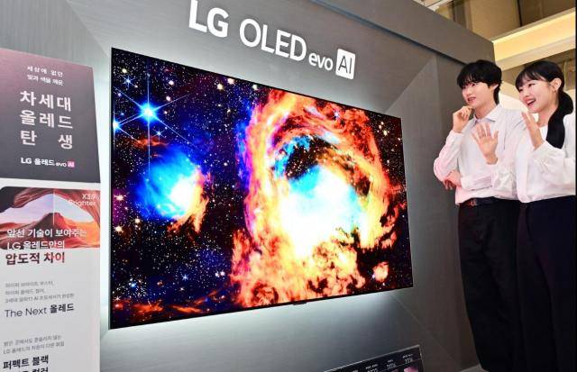 LG전자가 역대 가장 밝고 정확한 컬러, 초저반사를 구현한 압도적 화질이 특징인 2026년형 LG 올레드 에보를 선보였다. 모델들이 빛 반사를 획기적으로 줄여 최신 올레드 TV의 화질을 있는 그대로 즐길 수 있는 신제품을 체험하고 있다. [사진=LG전자]&nbsp;