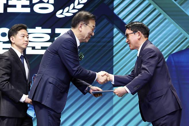 서진철 ㈜에이치케이건축사사무소 대표이사(사진 우)가금탑산업훈장을 수상하고 있다. /사진=안윤수기자 ays77@