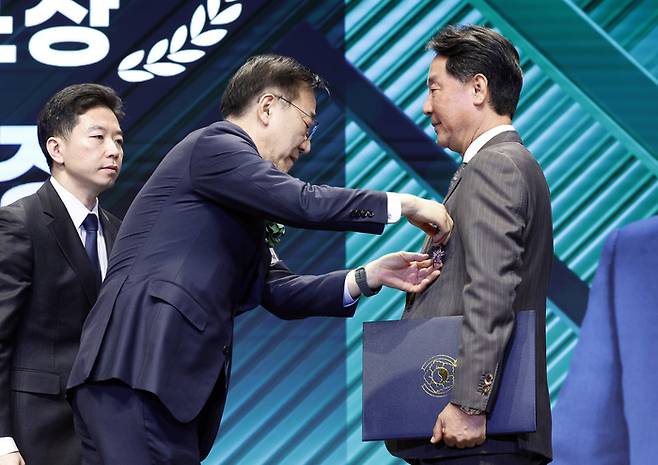 유광산 ㈜유광토건 대표이사가 산업포장을 수상하고 있다. /사진=안윤수기자 ays77@