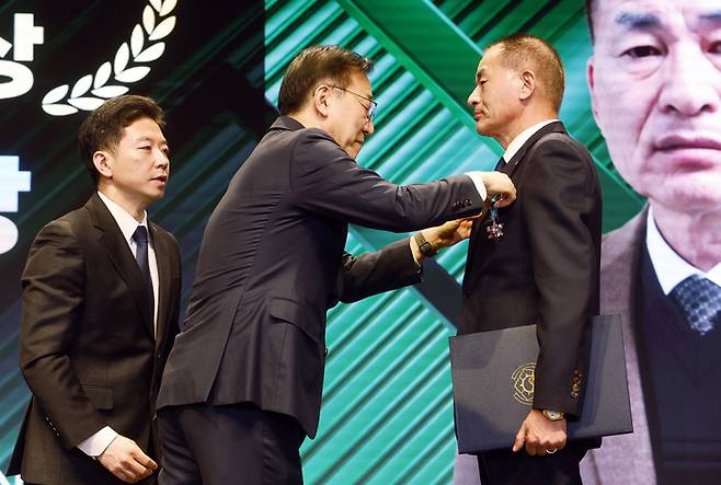 이상학 ㈜동일기술공사 대표이사가 산업포장을 수상하고 있다./사진=안윤수기자 ays77@