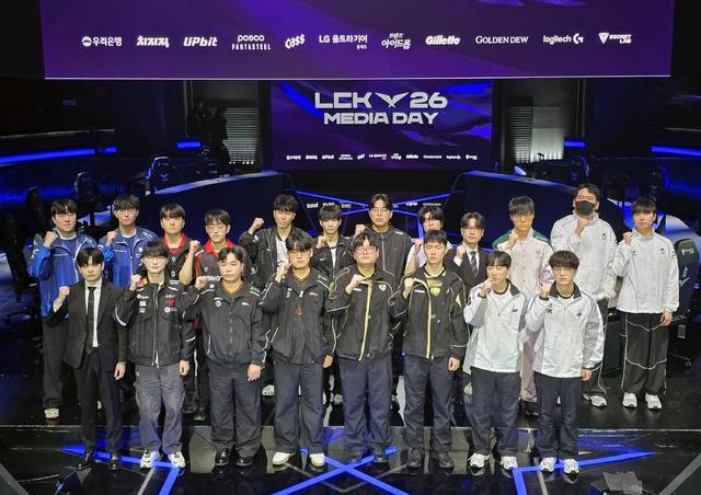 26일 진행한 ‘2026 LCK 미디어데이’에서 10개 구단 감독, 선수들이 기념촬영을 하고 있다. 박준영 기자.