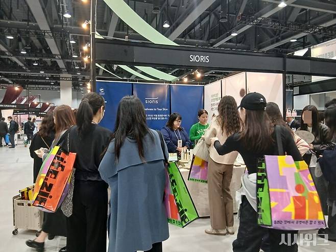 '시오리스'(SIORIS)는 전라북도 부안의 귀리, 경상북도 문경 오미자, 전라남도 고흥 유자 등을 원료로 한 기초 화장품을 선보였다. / 사진=김지영 기자