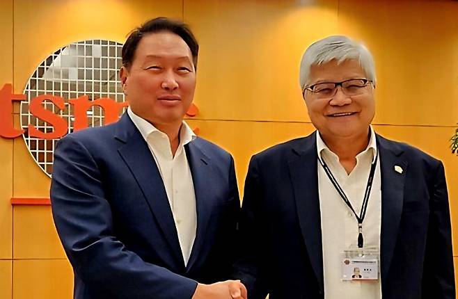 최태원 SK그룹 회장(왼쪽)이 2024년 6월 6일 대만 타이베이에 위치한 TSMC 본사에서 TSMC 회장 겸 CEO인 체자웨이와 악수하고 있다. /SK그룹