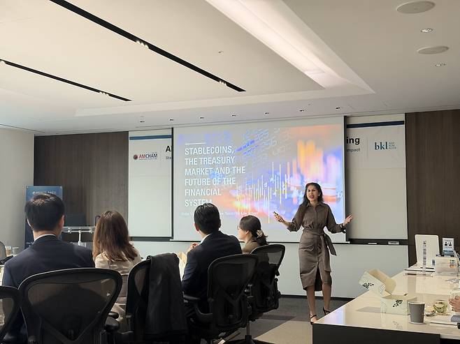 예샤 야다브(Yesha Yadav) 밴더빌트대 로스쿨 교수가 3월 26일 '스테이블 코인과 금융 시장의 미래'을 주제로 발표하고 있다. 이번 세미나는 주한미국상공회의소(AMCHAM)와 법무법인 태평양이 서울 공평동 센트로폴리스에서 개최했다. 신나영 기자