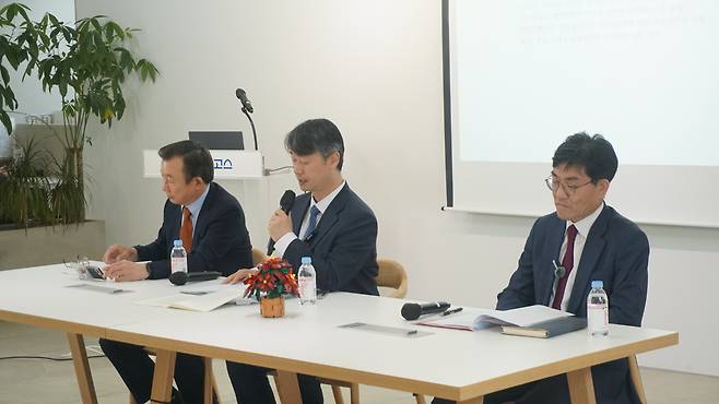 정광현 한양대 로스쿨 교수가 법무법인 로고스가 '2026 사법 대전환, 재판소원에서의 심사기준'을 주제로 개최한 세미나에서 발언하고 있다. 세미나는 3월 25일 서울 삼성동 도심공항타워 로고스 라운지에서 열렸다.