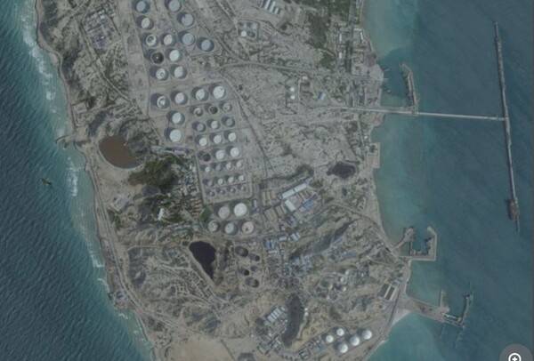 2026년 2월 25일에 쵤영된 하르그 섬 석유시설 위성사진.&nbsp; &nbsp;아사히신문 3월 14일