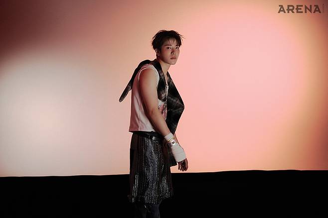 팬츠·레이어드 쇼츠·스카프 모두 자와라 엘린, 브레이슬릿 소프트 피플 에어리어, 벨트 앙팡 리쉬 데프리메, 티셔츠 스타일리스트 소장품.