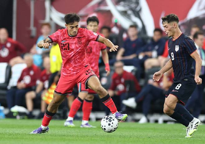 지난해 9월 미국 뉴저지주 해리슨 스포츠일러스트레이티드 스타디움에서 열린 한국 대 미국 친선경기에서 대표팀에 첫 발탁된 옌스 카스트로프가 드리블 돌파를 하고 있다. 사진=연합뉴스