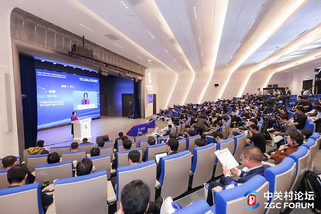 26일 오전 중국 베이징 중관촌전시센터에서 열린 한중 과학기술 혁신 협력 포럼에서 린신 중국과학기술부 부부장(차관)이 축사하고 있다. (사진=중관촌포럼)