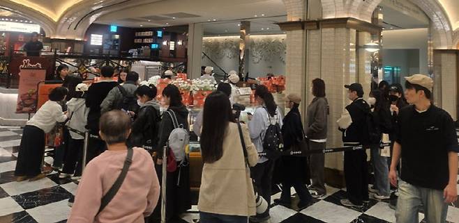 26일 신세계백화점 강남점에서 부창제과와 저스피스재단과 함께 선보인 LOVE & PEACE 팝업에서 고객들이 대기하고 있다. (사진=FG)