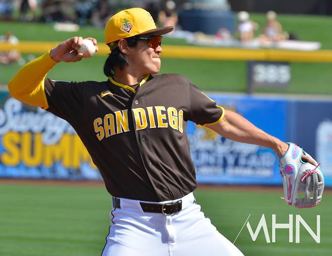 (샌디에이고 송성문이 2026 스프링캠프 경기에서 3루 수비를 하고 있다)