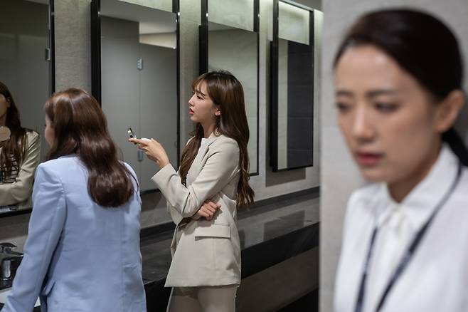 여러 명의 친구 중 한 명이 빠지면, 꼭 그 친구에 대해 뒷말을 하는 사람이 있다. 사진=게티이미지뱅크