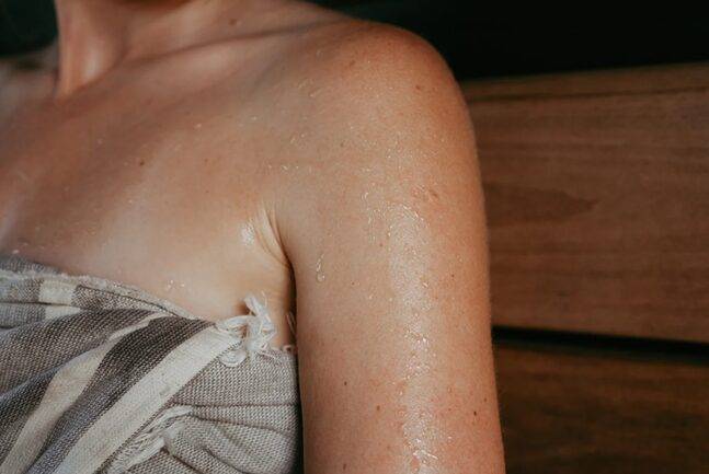 사우나를 하면 송골송골 땀이 맺히고 모공 속 노폐물도 배출된다. 적정 시간, 횟수를 지키면 건강하게 즐길 수 있다. 사진=픽사베이