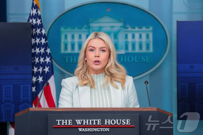 캐롤라인 레빗 백악관 대변인이 25일(현지시간) 워싱턴DC 백악관에서 브리핑을 진행하고 있다. 2026.03.25. ⓒ 로이터=뉴스1