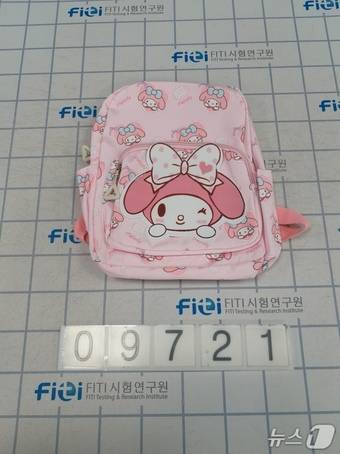 해외 온라인 플랫폼에서 판매 중인 가방에서 유해물질이 검출됐다.(서울시 제공)