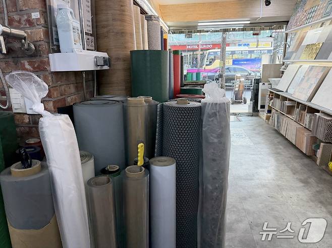 서울의 한 인테리어 대리점에 PVC 소재로 제작된 매트가 진열돼 있다. ⓒ 뉴스1 신민경 기자