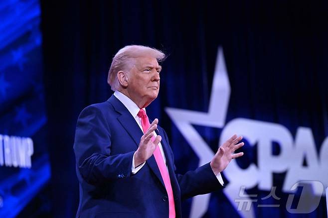 도널드 트럼프 미국 대통령이 지난해 메릴랜드주 옥슨힐에서 열린 보수정치행동회의(CPAC) 연례 행사에 도착을 하고 있다. 2025.02.23 ⓒ AFP=뉴스1