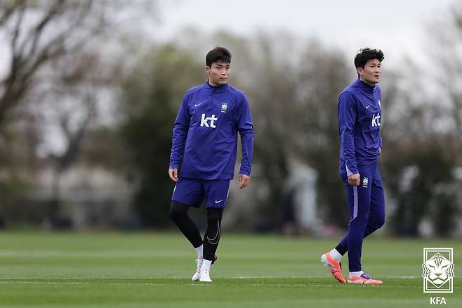 코트디부아르와의 평가전을 준비하는 박진섭(왼쪽)이 김민재와 함께 훈련하고 있다. (대한축구협회 제공)