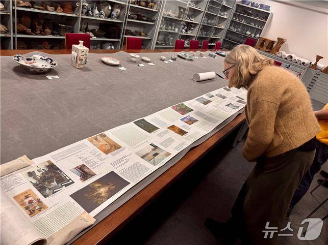 애쉬몰린 박물관 동아시아미술부 수장고에서 논문(empty garden) 검토 중인 애쉬몰린 박물관의 중국·한국 미술 담당 큐레이터인 옥스퍼드 대학의 셸라그 베인커(Shelagh Vainker) 교수. (KAIST 제공. 재판매 및 DB금지) 2026.3.26/뉴스1