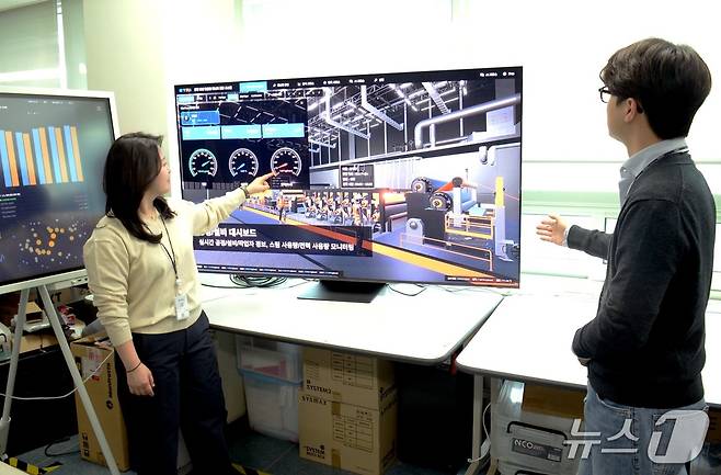 ETRI 연구진이 AI 및 디지털트윈 기반 공장에너지관리시스템(FEMS)을 활용한 제조 공정 에너지 최적화 기술을 설명하는 모습. (ETRI 제공. 재판매 및 DB금지) 2026.3.26/뉴스1