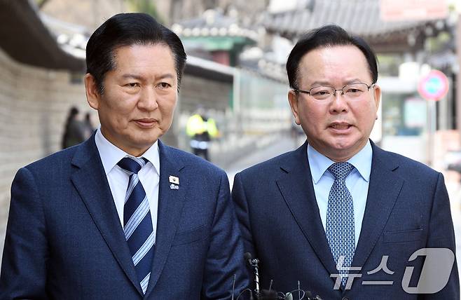 정청래 더불어민주당 대표와 김부겸 전 국무총리가 26일 서울 중구 달개비에서 회동을 마치고 취재진 질문에 답변하고 있다. 2026.3.26 ⓒ 뉴스1 국회사진기자단