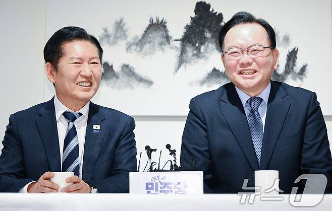 정청래 더불어민주당 대표와 김부겸 전 국무총리가 26일 서울 중구 달개비에서 회동하고 있다. 2026.3.26 ⓒ 뉴스1 국회사진기자단