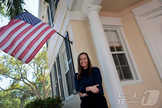 도널드 트럼프 미국 대통령의 마러라고 저택과 클럽이 위치한 플로리다의 팜비치 선거구 주 하원 보궐 선거에서 승리한 에밀리 그레고리 당선인이 25일(현지시간) 자택에서 포즈를 취하고 있다. 2026.03.25. ⓒ AFP=뉴스1