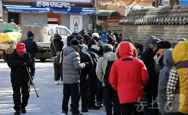 서울 종로구 탑골공원 원각사 노인 무료급식소. ⓒ 뉴스1 김진환 기자
