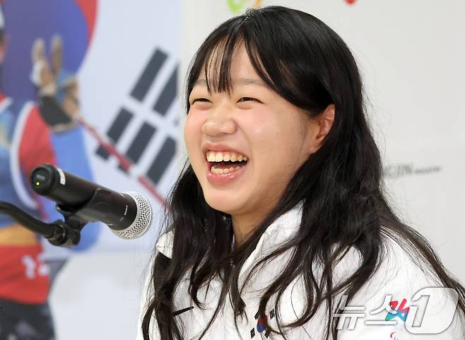패럴림픽 2관왕 김윤지 선수가 26일 서울 송파구 출근하는 올림픽회관 신관 대한장애인 체육회에서 2026 밀라노·코르티나 동계패럴림픽대회 대한민국 선수단 MVP 기자회견을 하고 있다. 2026.3.26 ⓒ 뉴스1 김명섭 기자