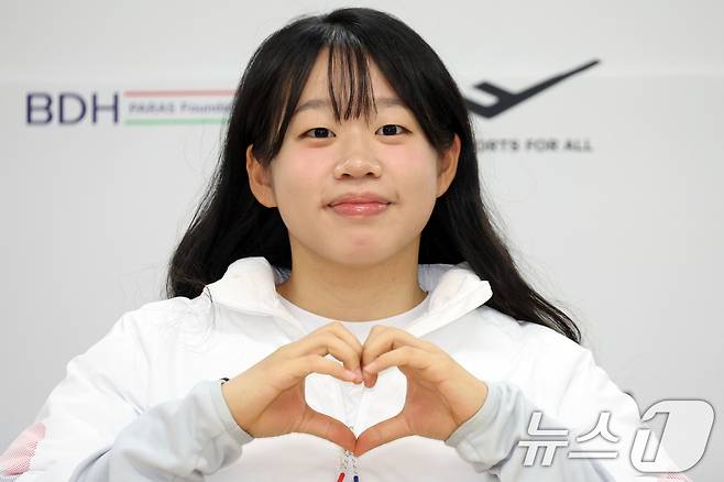 패럴림픽 2관왕 김윤지 선수가 26일 서울 송파구 출근하는 올림픽회관 신관 대한장애인 체육회에서 2026 밀라노·코르티나 동계패럴림픽대회 대한민국 선수단 MVP 기자회견을 하고 있다. 2026.3.26 ⓒ 뉴스1 김명섭 기자