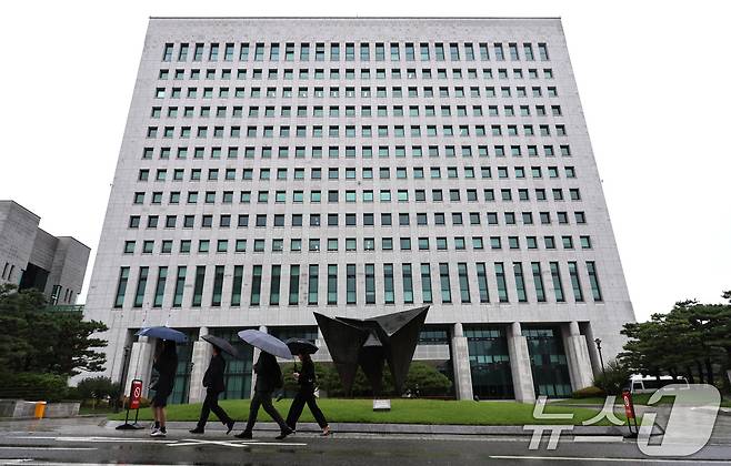 검찰청 폐지를 골자로 하는 정부조직법 개정안이 국회를 통과한 가운데 검찰이 3개월 넘게 처리하지 못한 장기미제 사건이 2만 건을 넘은 것으로 나타났다. 사진은 서울 서초구 대검찰청의 모습. 2025.9.28 ⓒ 뉴스1 구윤성 기자