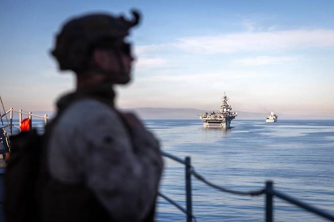 지난달 27일(현지시간) 태평양상에서 미 해병대 제11해병 원정대(MEU) 소속 제3대대 5해병 상륙팀 대원이 훈련 중 주변 해역을 관찰하고 있다 (출처=미 국방부 시각정보 배포 서비스)