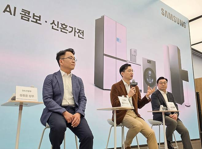 (왼쪽부터) 삼성전자 DA 사업부 성종훈 상무, 한국총괄 임성택 부사장, 김용훈 상무가 26일 삼성강남에서 열린 2026년 '비스포크 AI 콤보' 세탁건조기 출시 행사에서 질문에 대답하고 있다.