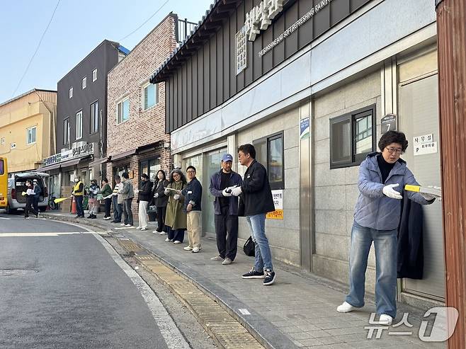 독립서점 '나비날다 책방'의 이사를 돕기 프로젝트 '책나르샤'에 참여한 시민들.2026.3.26/뉴스1