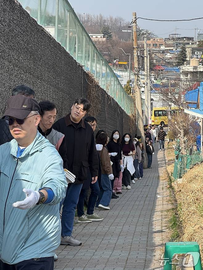 독립서점 '나비날다 책방'의 이사를 돕기 프로젝트 '책나르샤'에 참여한 시민들.2026.3.26/뉴스1