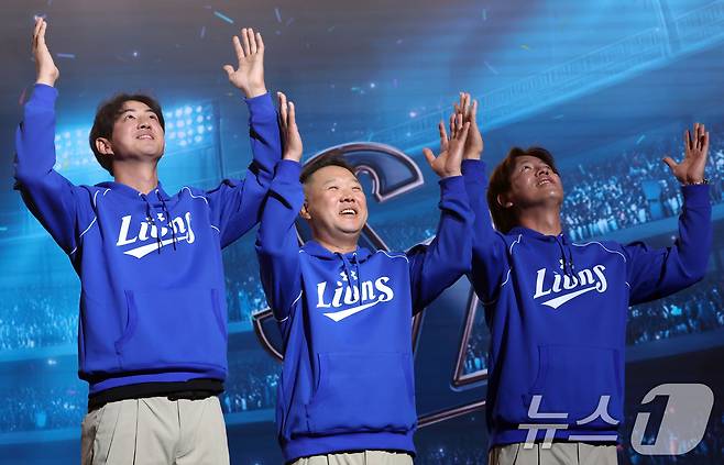 26일 오후 서울 잠실 롯데호텔 월드에서 열린 2026 신한 SOL KBO 리그 미디어데이&팬페스트’에서 삼성 라이온즈 박진만 감독과 구자욱 강민호 선수가 팀 세리머니를 하고 있다. 2026.3.26 ⓒ 뉴스1 김명섭 기자